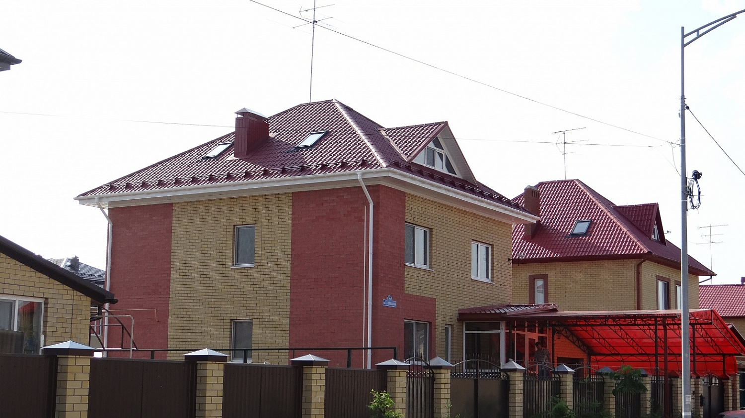 Кронштейн желоба металлический Docke LUX, пломбир